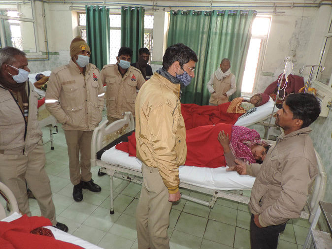 मारपीट के मामले में महिला के पति से जिला अस्पताल में जानकारी लेते एसआई पंकज यादव।संवाद