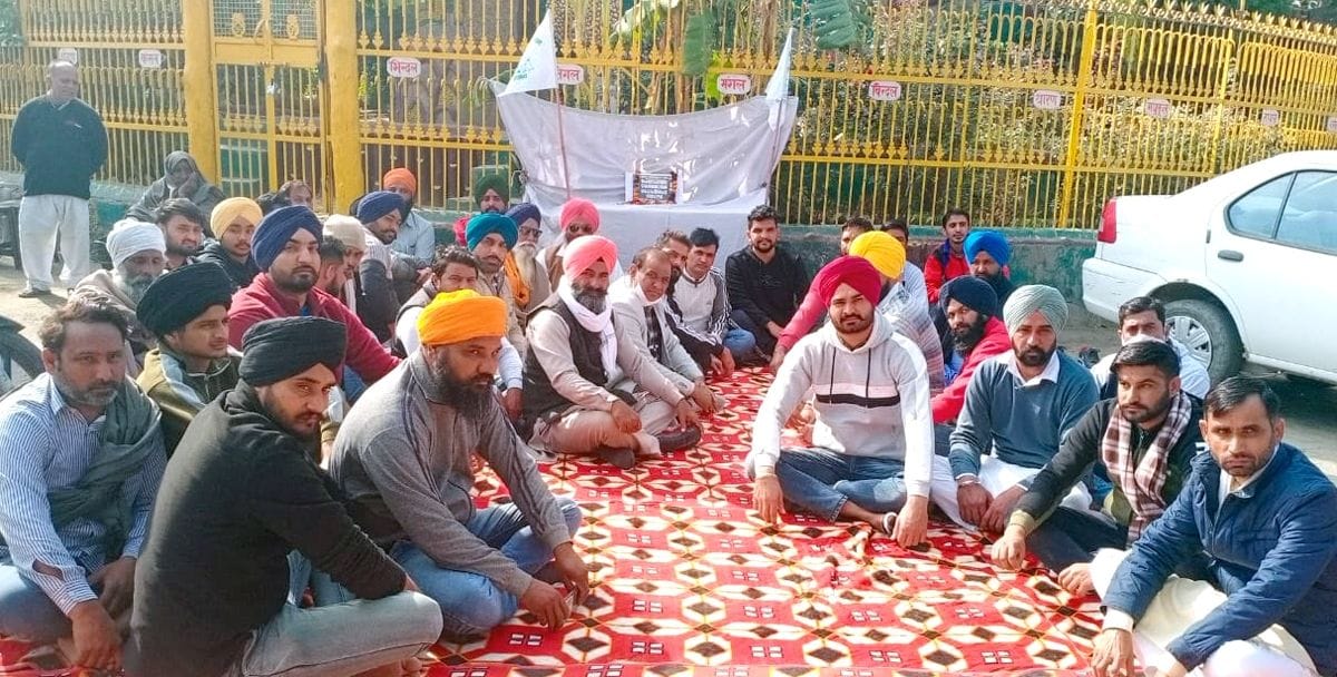  अग्रसेन चौक पर आंदोलन के दौरान मरने वाले किसानों को श्रद्धांजलि देते किसान। संवाद।