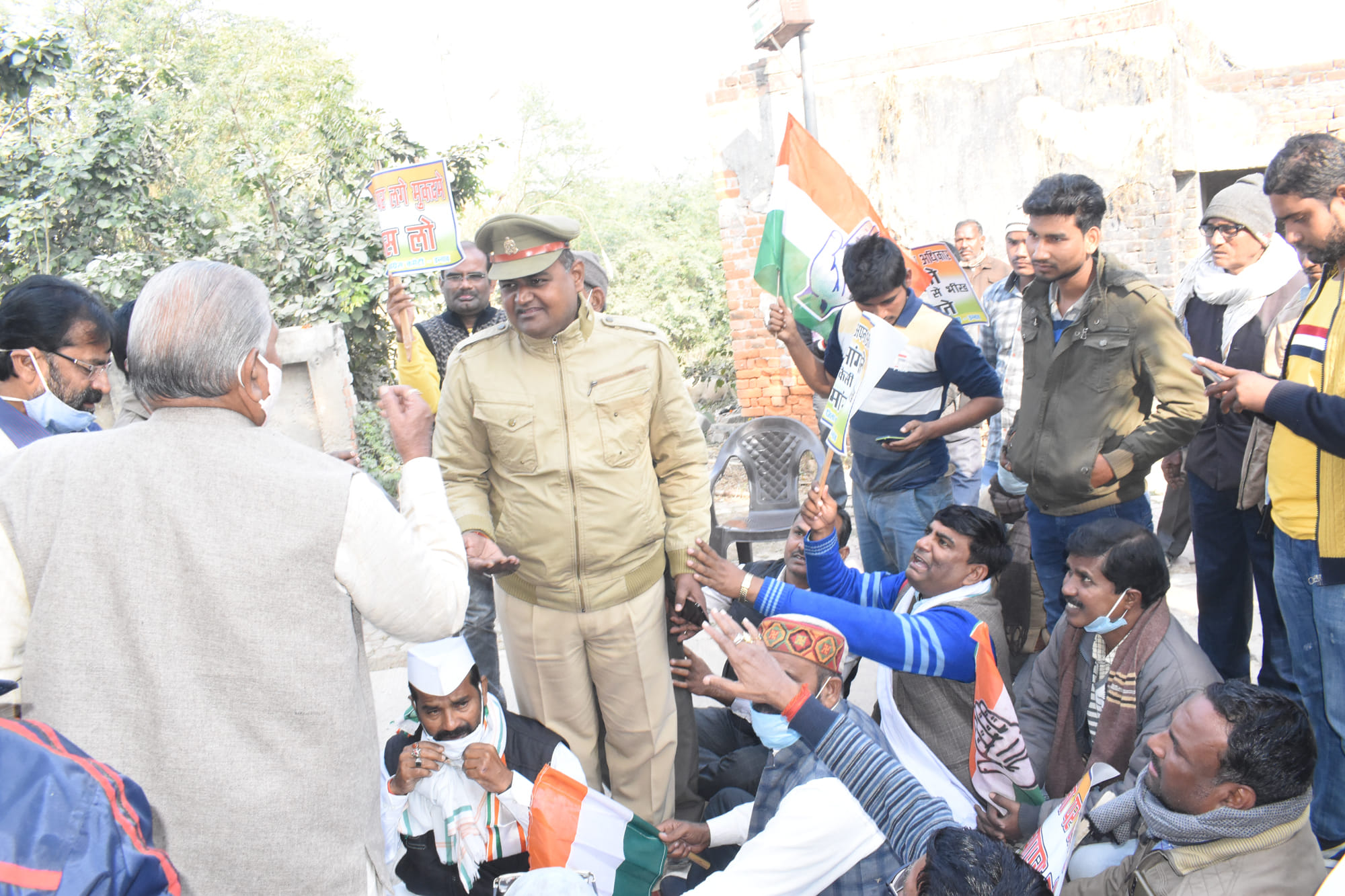 गदनखेड़ा स्थित सांसद आवास के बाहर धरना प्रदर्शन कर रहे कांग्रेसियों को समझाती पुलिस।