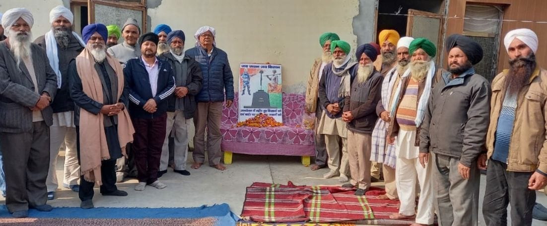 काशीपुर में किसान आंदोलन के शहीदों को श्रद्वांजलि देते लोग।