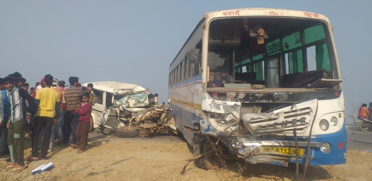 अलीगढ़ के अकराबाद क्षेत्र में जीटी रोड पर हुए हादसे में क्षतिग्रस्त बस और बोलेरो अलीगढ़ के अकराबाद क्षेत्र में जीटी रोड पर हुए हादसे में क्षतिग्रस्त बस और बोलेरो