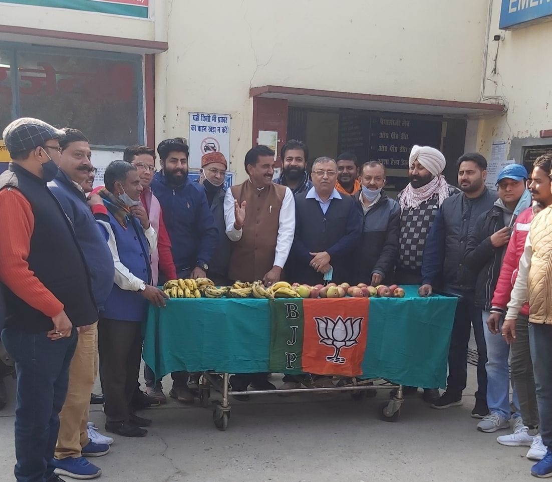 काशीपुर सरकारी अस्पताल में रोगियों को फल वितरित करते भाजपाई। काशीपुर सरकारी अस्पताल में रोगियों को फल वितरित करते भाजपाई।