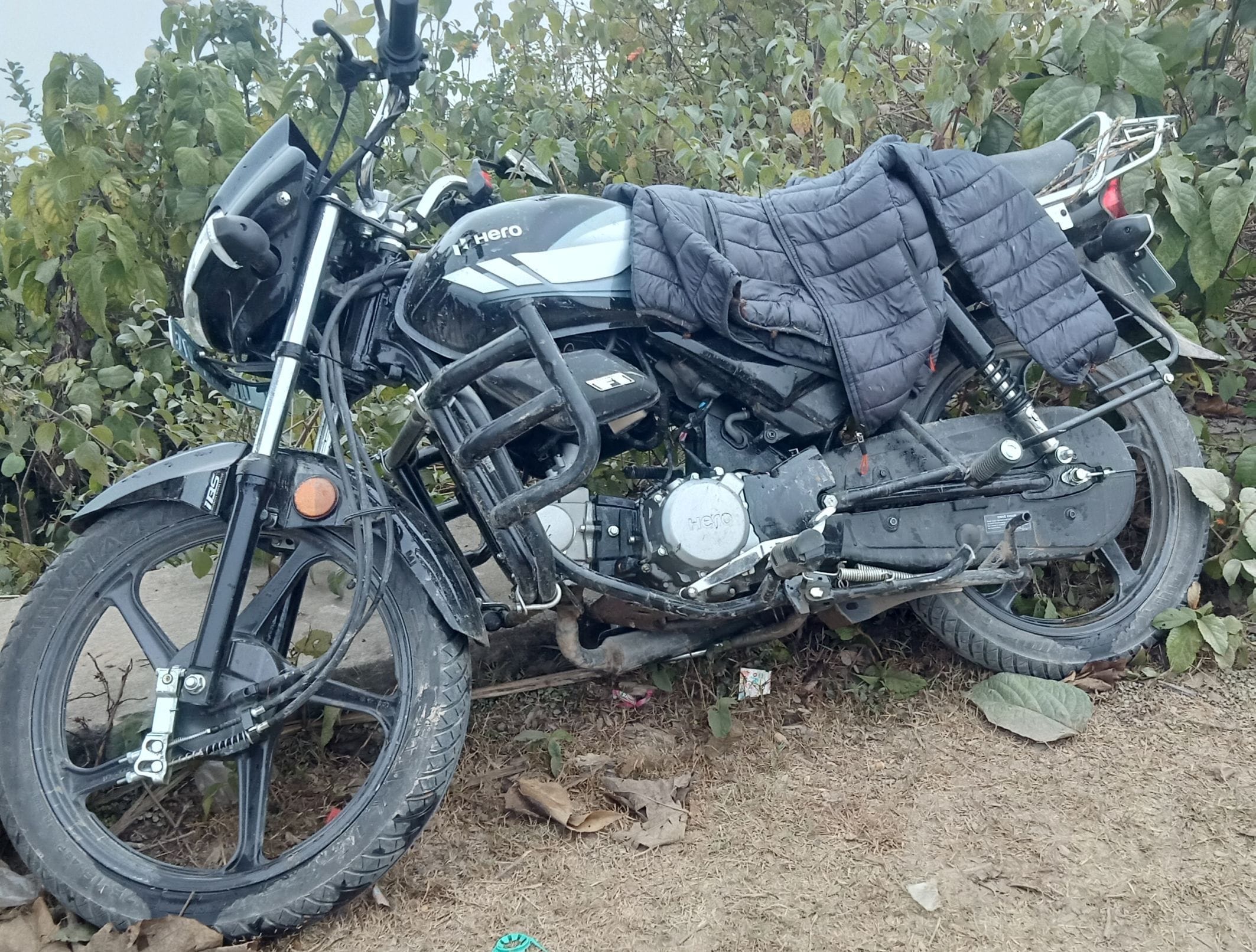 नानकसागर बैराज के किशनपुर घाट पर तटबंध की दीवार से टिकी पड़ी मृतक हरिओम की बाइक।