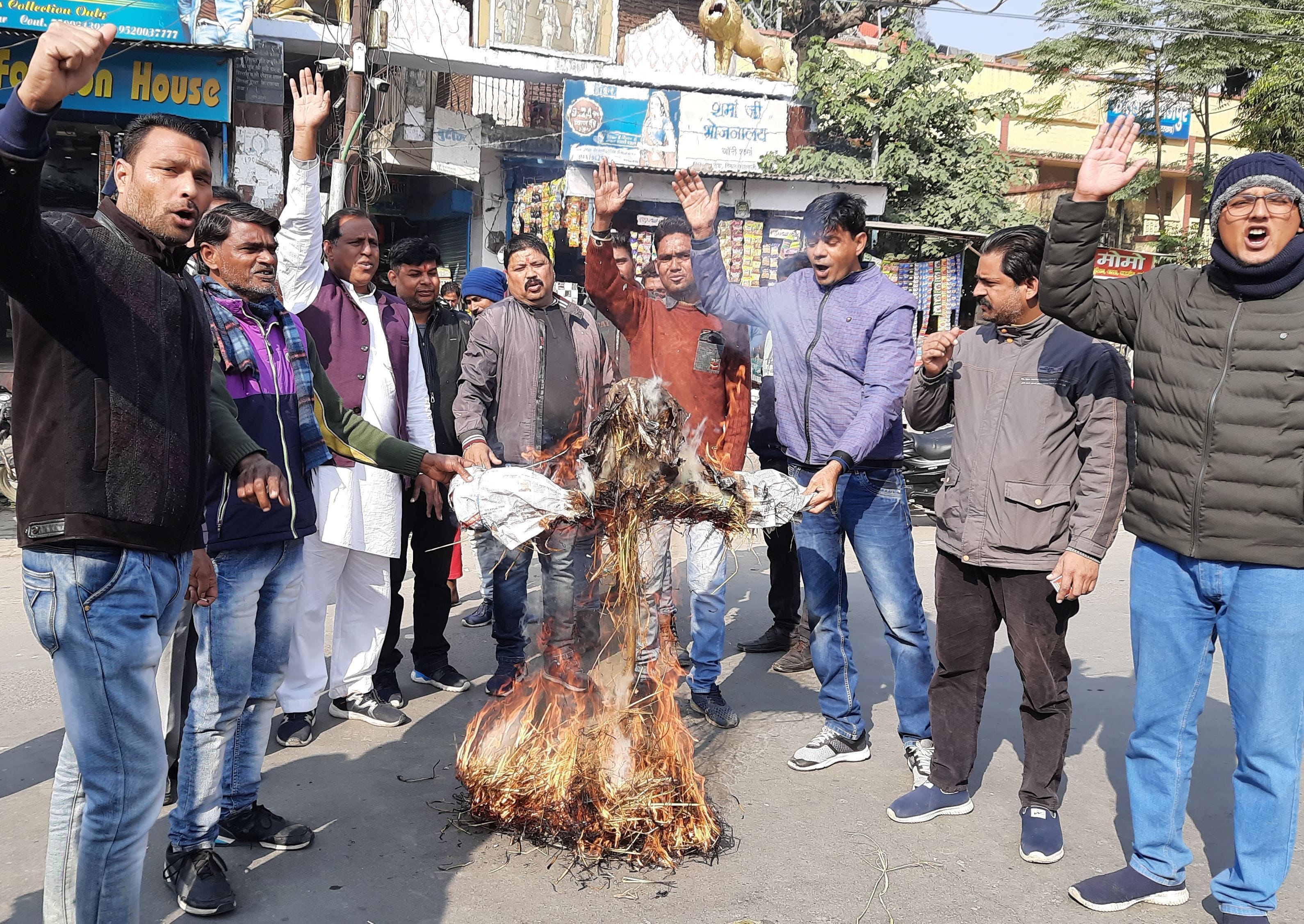 बाजपुर में सीएम का पुतला फूंकते कांग्रेसी।