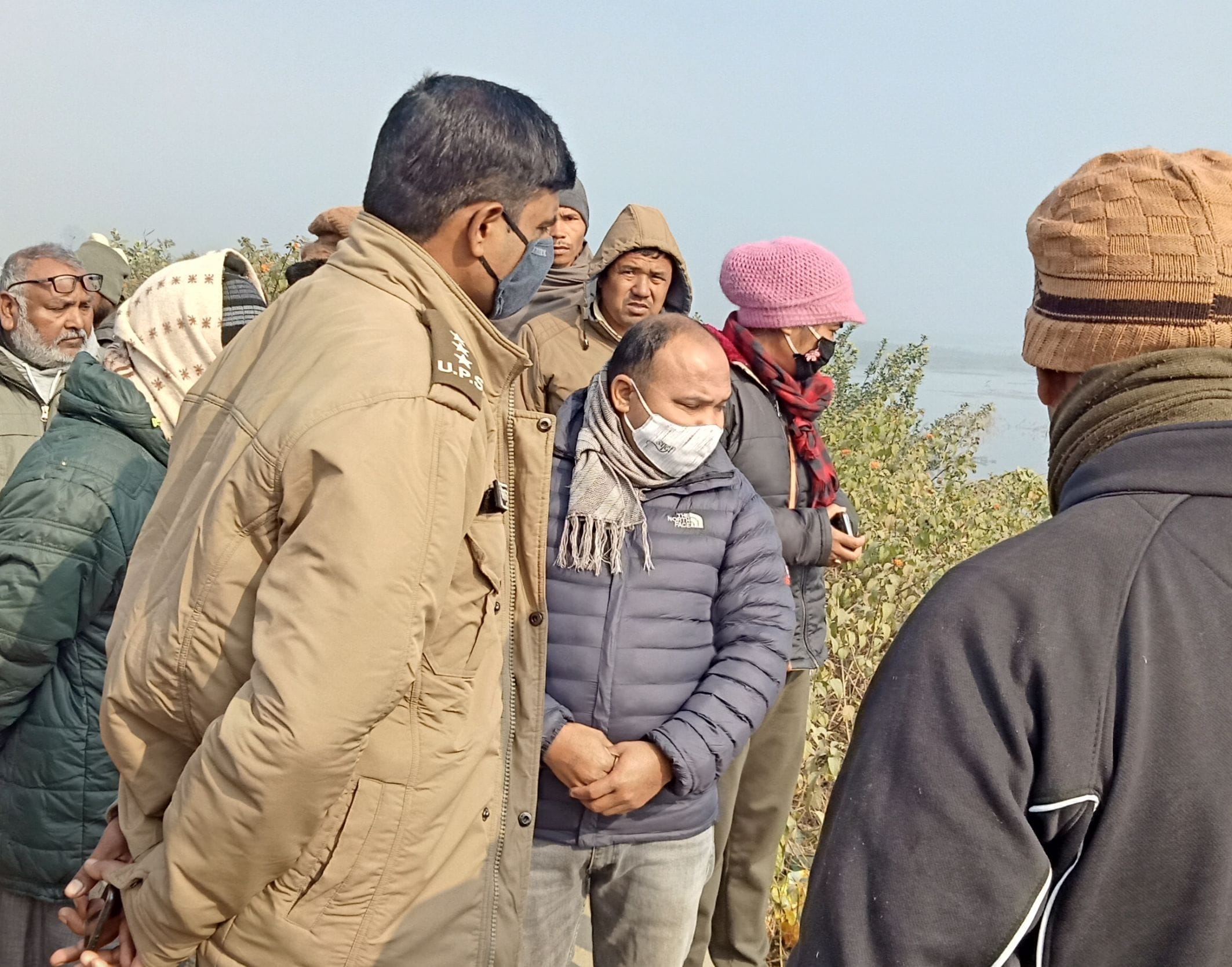 नानकमत्ता में बैराज पर घटनास्थल का मुआयना करते सीओ मनोठ कुमार व विधायक डॉ. प्रेम सिंह राणा।