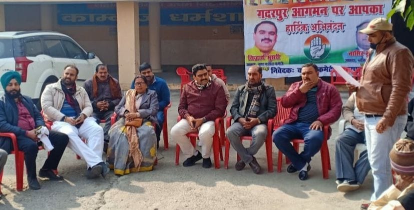गदरपुर में बैठक करते कांग्रेस कार्यकर्ता।