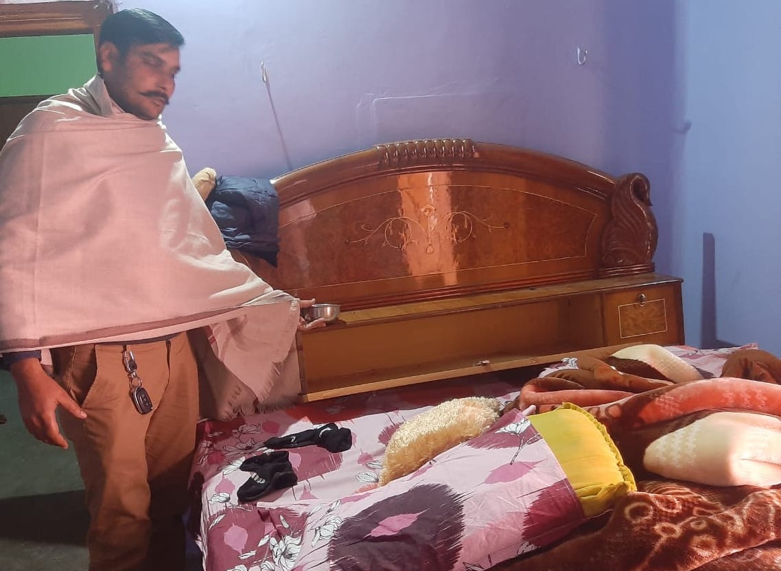 गढीपुख्ता क्षेत्र के गांव ताना में चोरी के बाद जानकारी देता युवक