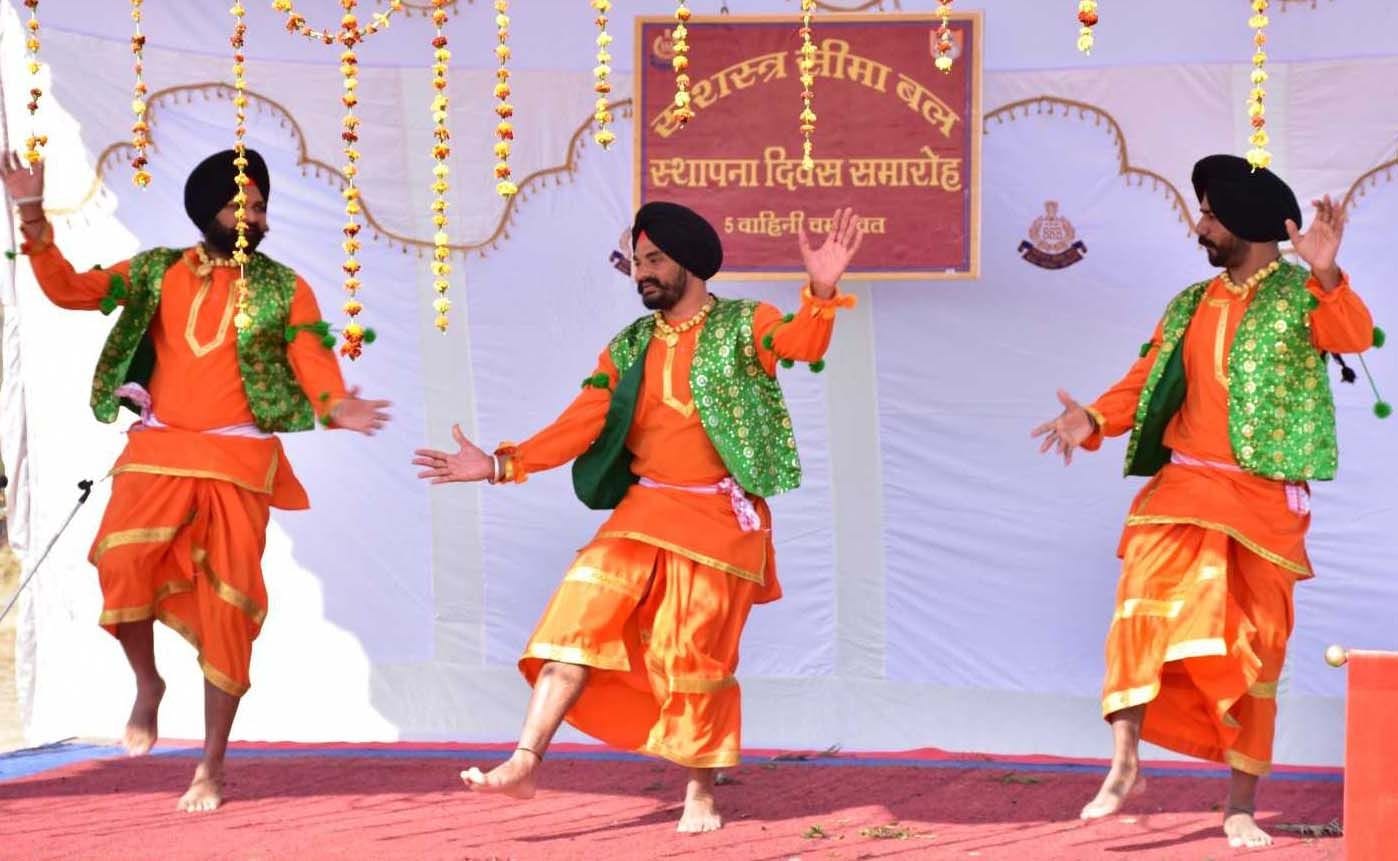 एसएसबी के स्थापना दिवस पर चंपावत में भांगड़ा पेश करते एसएसबी कर्मी।