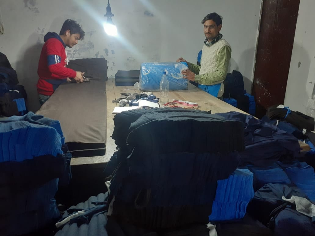 - सहारनपुर के हिरनमारान में होजरी इकाई में कार्य करते कारीगर