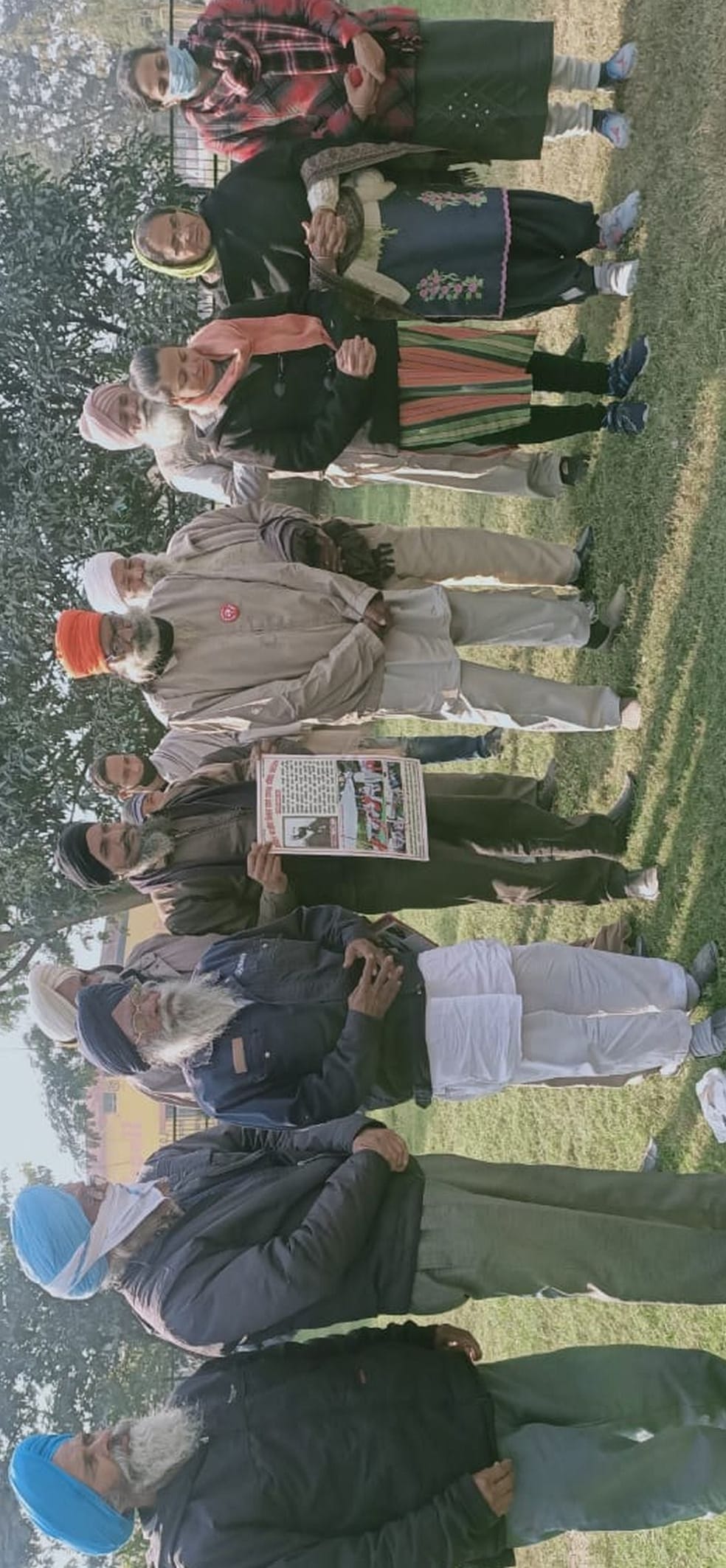 सितारगंज मंडी समिति में मौन रखकर श्रद्धांजलि देते अखिल भारतीय किसान सभा के किसान।