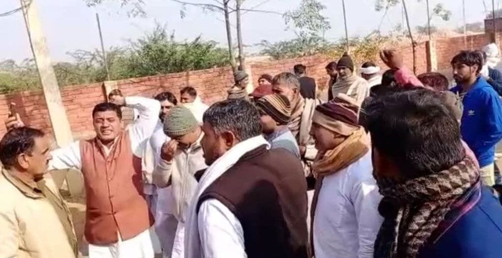 भाजपा सरकार के खिलाफ नारेबाजी करते किसान। भाजपा सरकार के खिलाफ नारेबाजी करते किसान।
