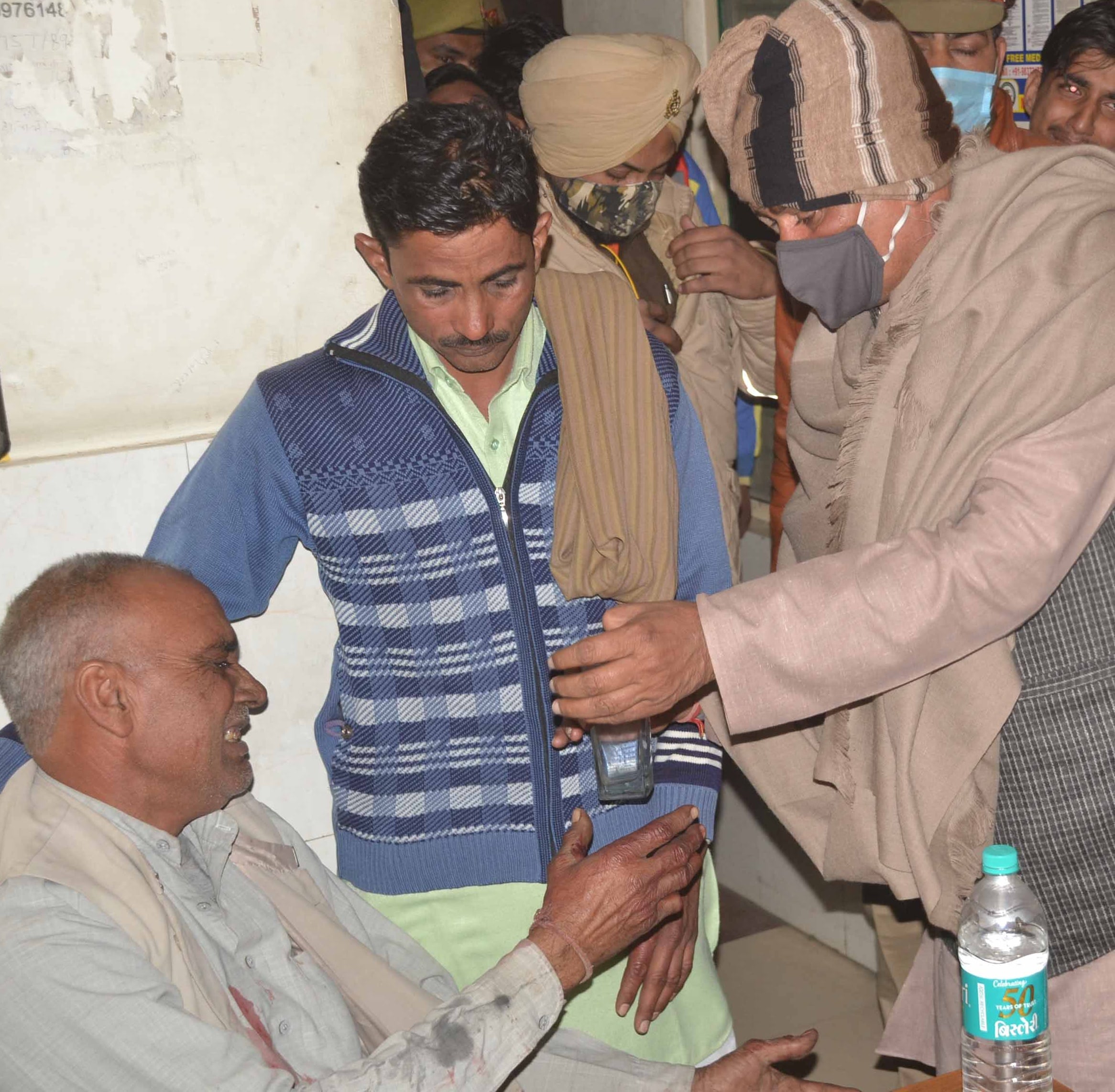 शामली के नर्सिंगहोम में विलाप करते मृतक कर्मवीर के पिता। शामली के नर्सिंगहोम में विलाप करते मृतक कर्मवीर के पिता।