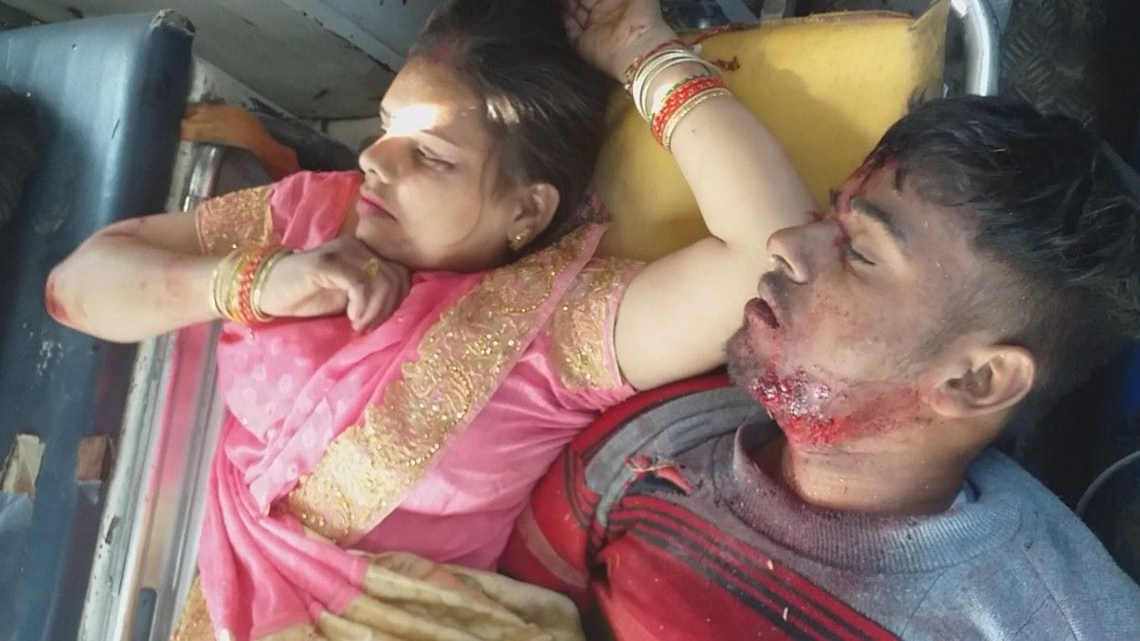 हादसे में घायल महिला व युवक। हादसे में घायल महिला व युवक।