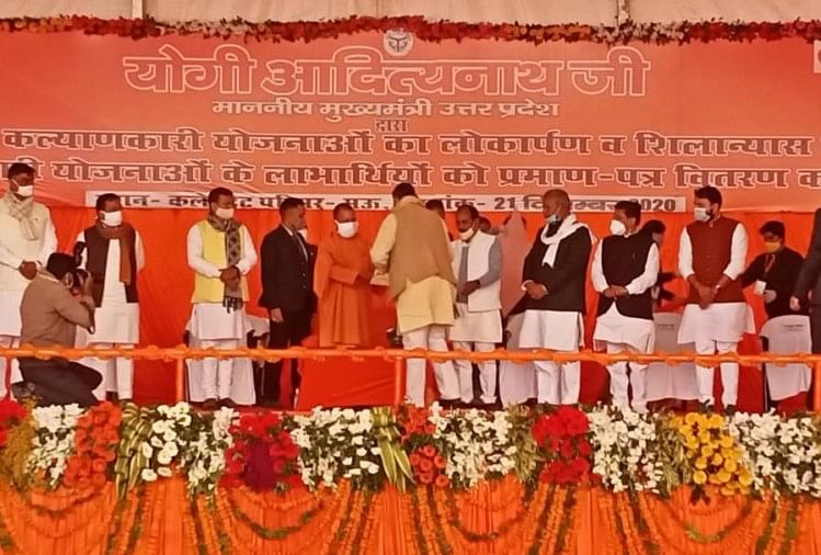 Cm Yogi Adityanath Visit Mau Launch And Foundation Stone Of Projects Address To Public Meeting मऊ म स एम य ग 136 35 कर ड क पर य जन ओ क स ग त ब ल च द ल ग क स न क बरगल