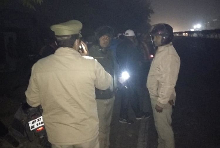 वारदात स्थल पर मौजूद पुलिसकर्मी।