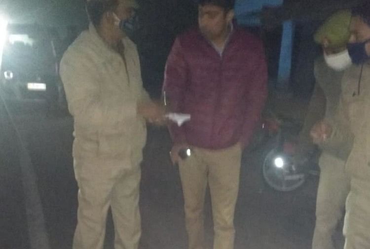 वारदात स्थल पर मौजूद पुलिसकर्मी।