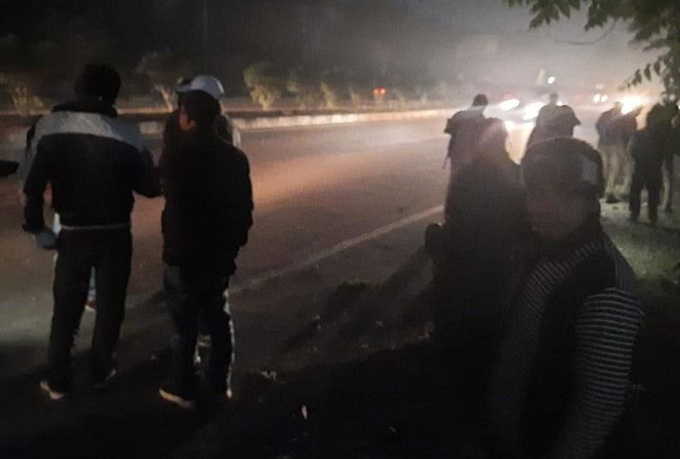 वारदात स्थल पर मौजूद पुलिसकर्मी।