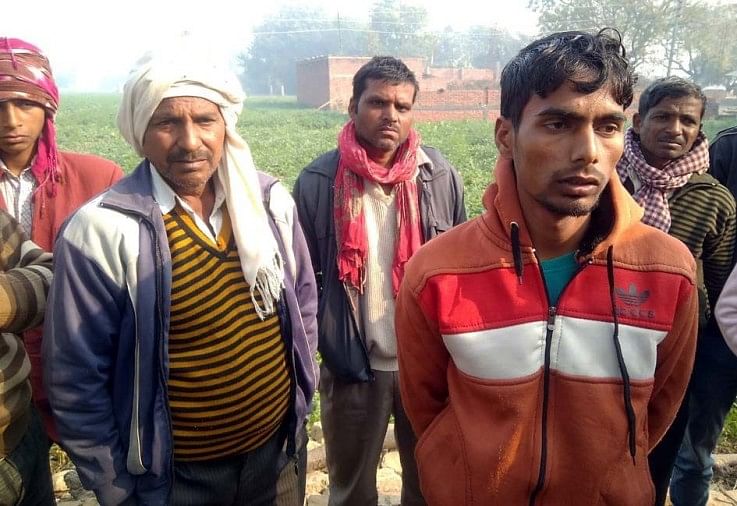 कमरे में मफलर से कसा मिला युवक का गला जानकारी देते मृतक के पिता व भाई।