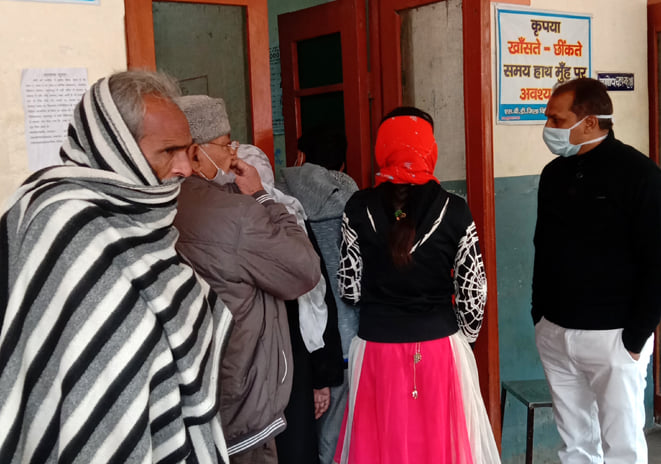जिला अस्पताल में फिजीशियन की ओपीडी के बाहर जमा मरीज।