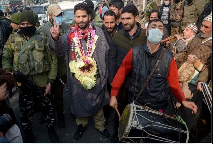Jammu Kashmir Ddc Election Results 2020 Live Update About Bjp Candidate  Ajaz Hussain - तस्वीरेंः जन्नत में जम्हूरियत की जीत का जश्न, भाजपा के इन  प्रत्याशियों ने कश्मीर में ...