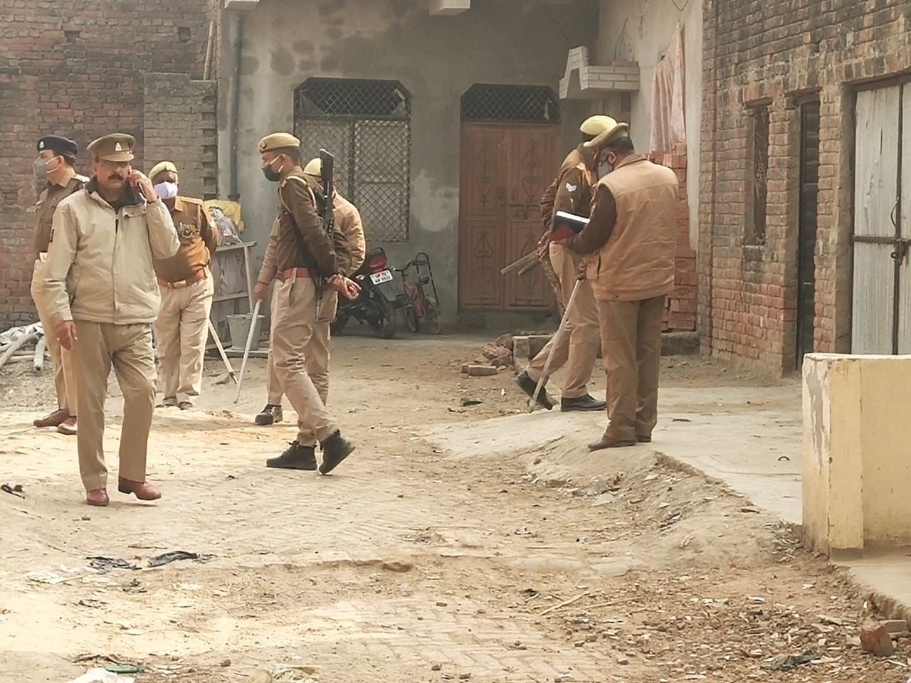 कुंडा के अघिया में अधेड़ की हत्या के बाद घटना स्थल का जायजा लेती पुलिस। कुंडा के अघिया में अधेड़ की हत्या के बाद घटना स्थल का जायजा लेती पुलिस।