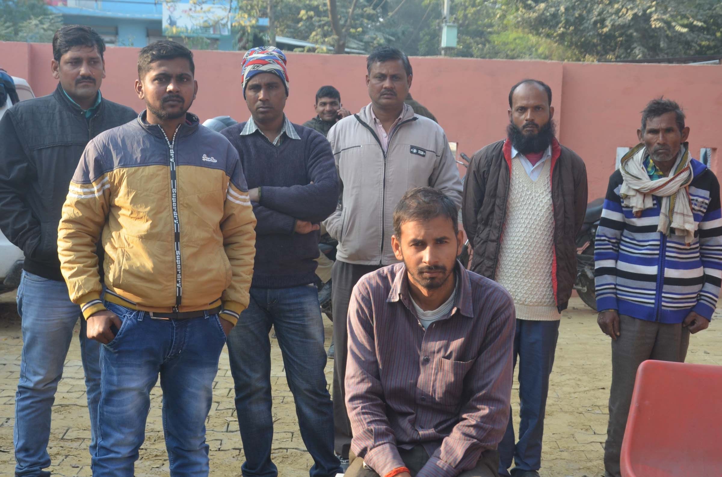 कंधई थाने के अमरपुर में संदिग्ध दशा में मृत मिले युवक के पोस्टमार्टम हाऊस पहुंचे परिजन।