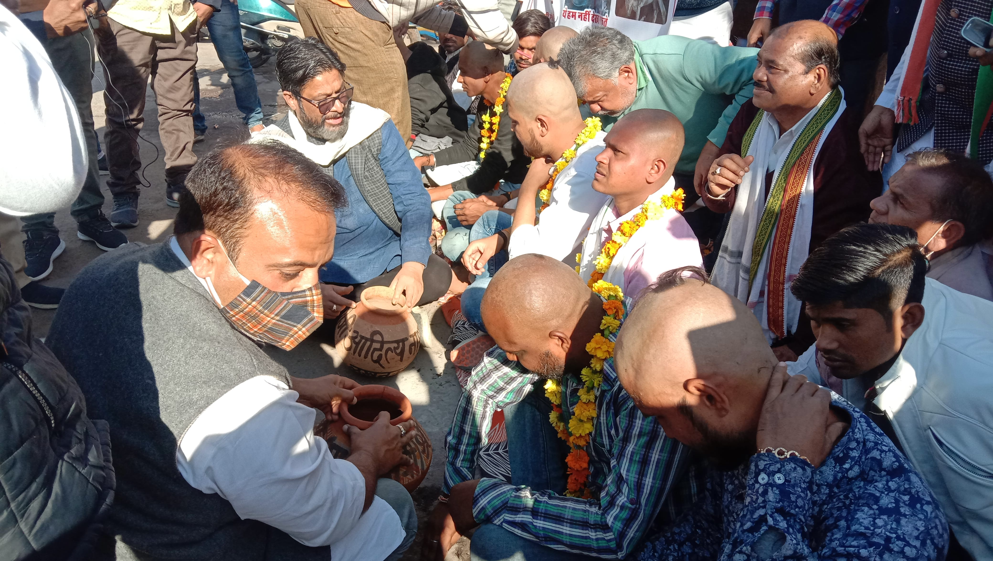 कलशों में बाल रखते कांग्रेसी कलशों में बाल रखते कांग्रेसी