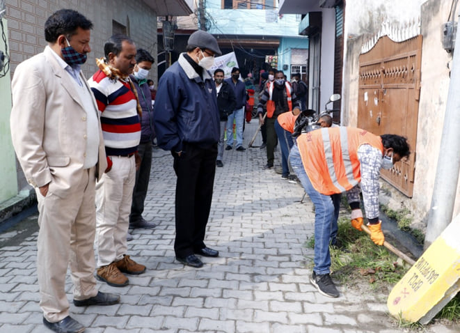 ओजपुरा में विशेष सफाई अभियान चलाते कर्मी ओजपुरा में विशेष सफाई अभियान चलाते कर्मी