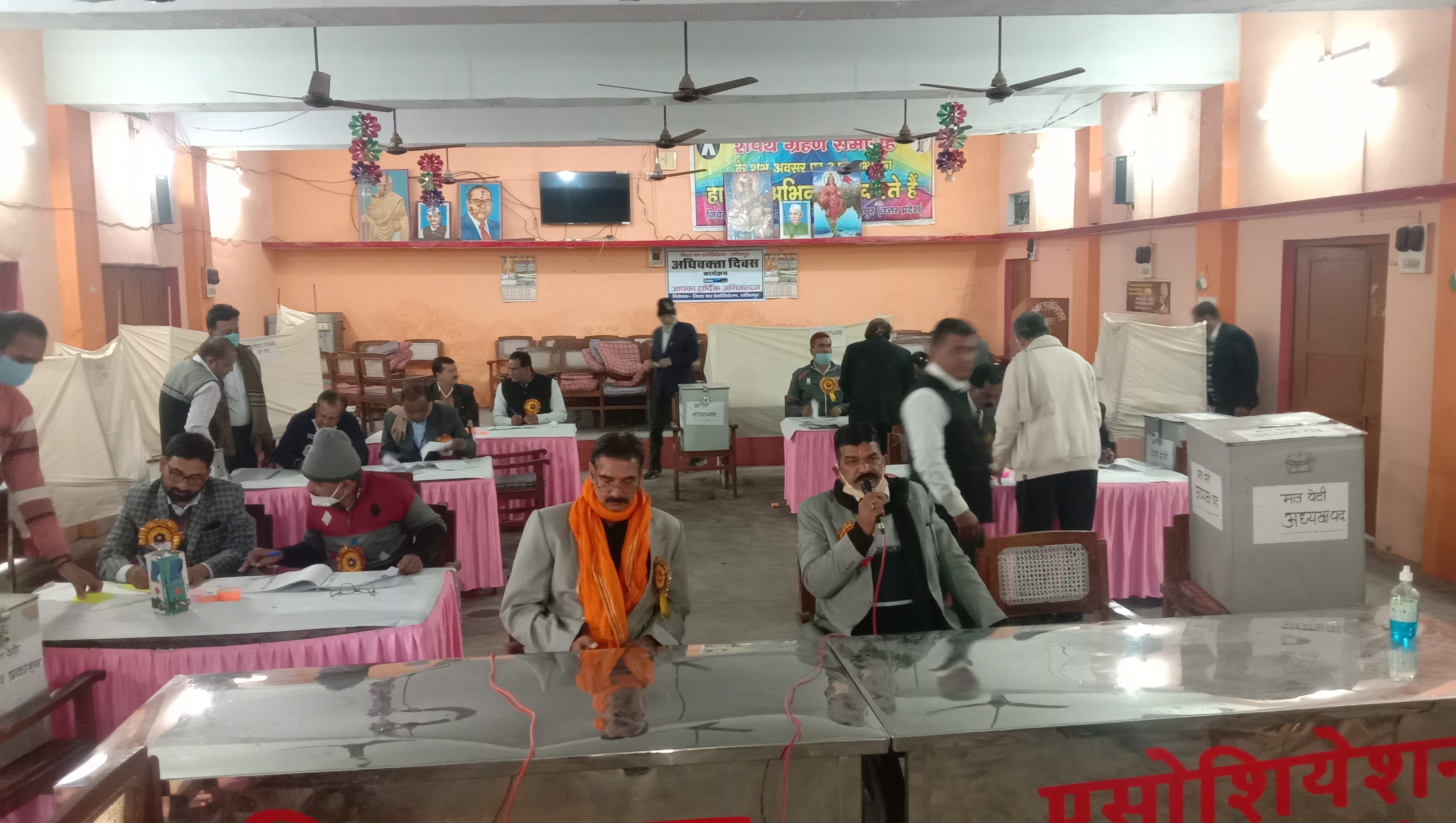 मतदान कक्ष में मौजूद पीठासीन व अन्य मतदान कक्ष में मौजूद पीठासीन व अन्य