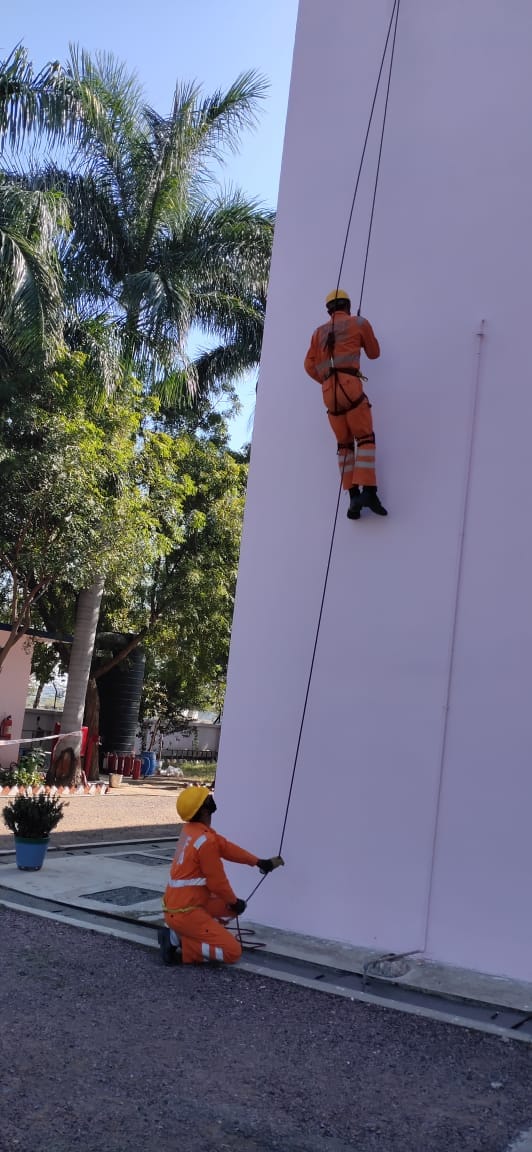 आपदा में बिल्डिंग पर चढ़कर रेस्क्यू करते एनडीआरएफ की टीम आपदा में बिल्डिंग पर चढ़कर रेस्क्यू करते एनडीआरएफ की टीम