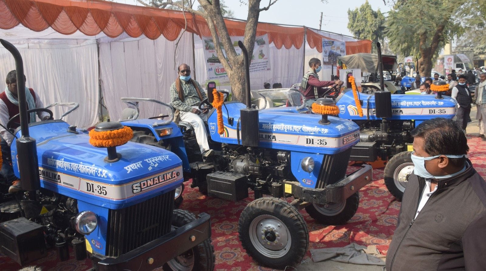 सिधारी स्थित किसान भवन में आयोजित किसान मेले में पुरस्कार में मिले ट्रेक्टरों को ले जाते लेते कि? सिधारी स्थित किसान भवन में आयोजित किसान मेले में पुरस्कार में मिले ट्रेक्टरों को ले जाते लेते कि?