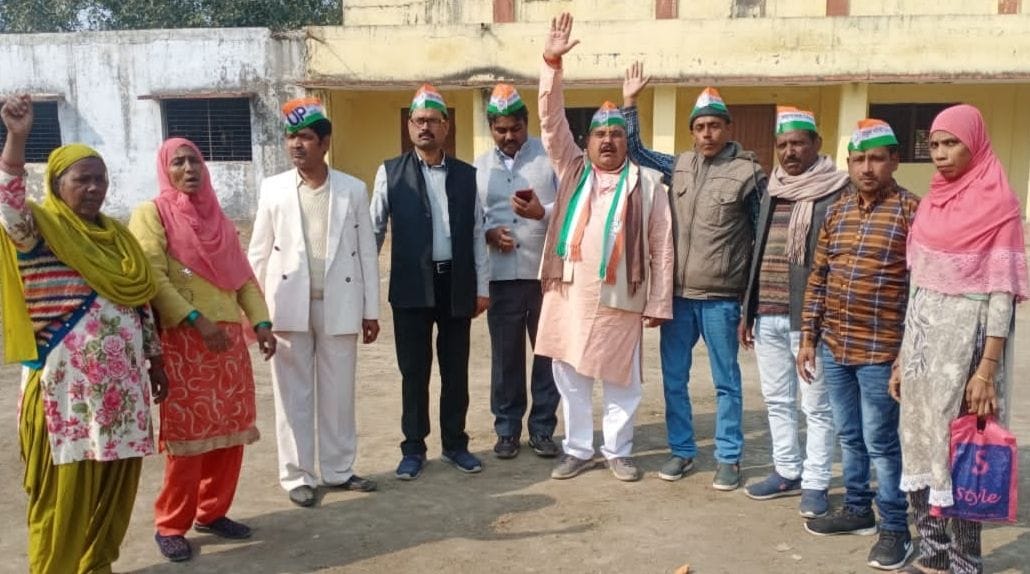 सांसद आवास प्रदर्शन करने जा रहे कटरा चौराहे से गिरफ्तार कांग्रेसी। सांसद आवास प्रदर्शन करने जा रहे कटरा चौराहे से गिरफ्तार कांग्रेसी।