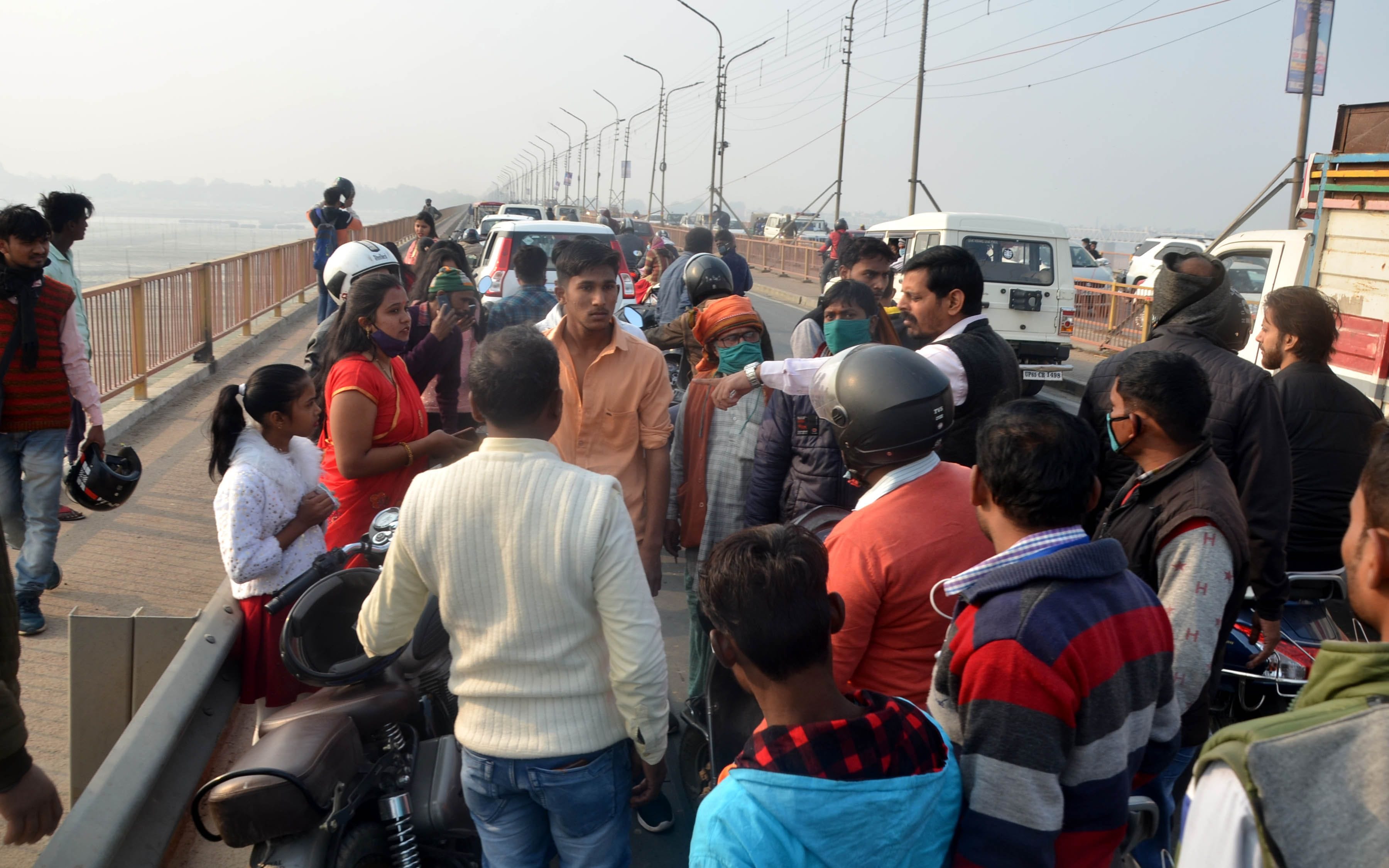 Car riders molested on Shastri bridge Car riders molested on Shastri bridge