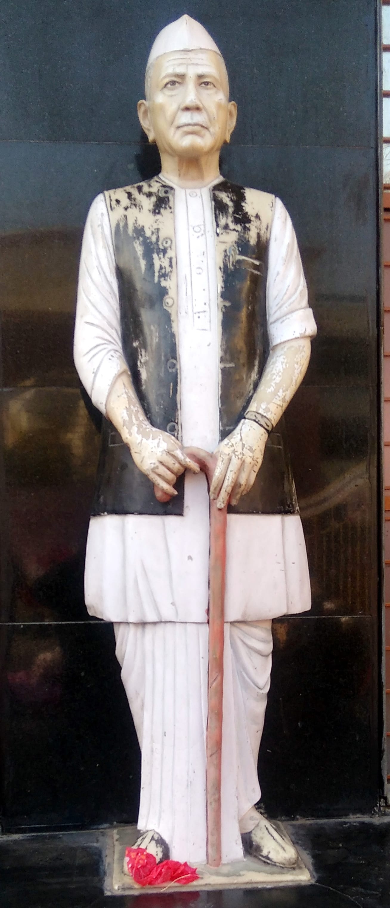 शामली चौधरी बरात घर में चौधरी चरण सिंह प्रतिमा का उतरा रंग