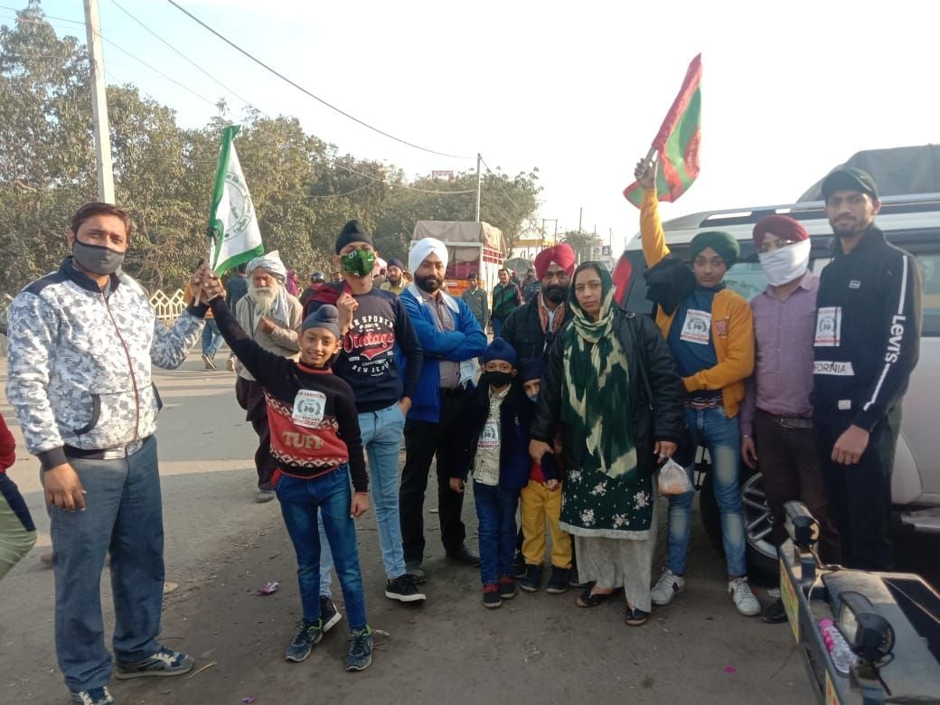 कुंडली बॉर्डर पर परिवार के साथ पहुंचे जितेंद्र। संवाद कुंडली बॉर्डर पर परिवार के साथ पहुंचे जितेंद्र। संवाद