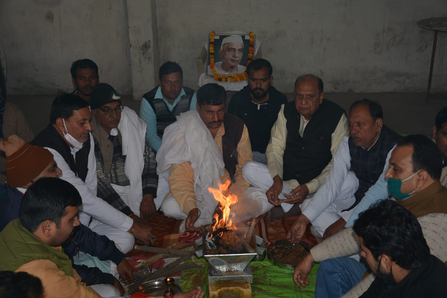 पूर्व प्रधानमंत्री की जंयती पर हवन यज्ञ करते रालोद पार्टी के पदाधिकारी। पूर्व प्रधानमंत्री की जंयती पर हवन यज्ञ करते रालोद पार्टी के पदाधिकारी।