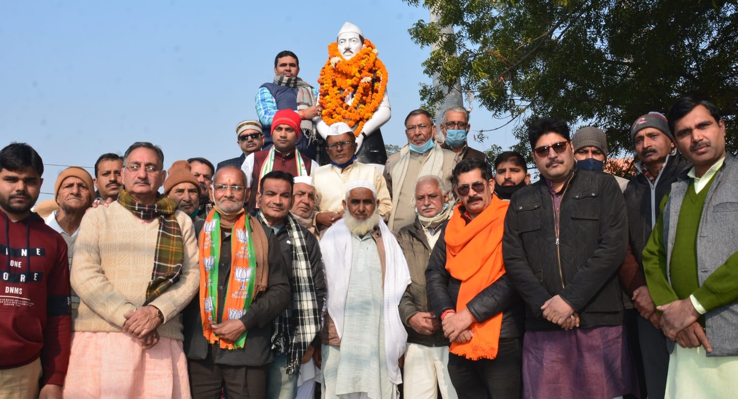 पूर्व प्रधानमंत्री चौधरी चरण सिहं की प्रतिमा पर मार्ल्यापण कर जंयती मनाते विभिन्न संगठनों के पद पूर्व प्रधानमंत्री चौधरी चरण सिहं की प्रतिमा पर मार्ल्यापण कर जंयती मनाते विभिन्न संगठनों के पद