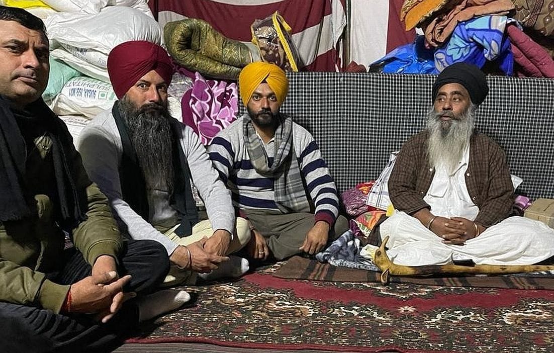 जसपुर से ऊनी कपड़े लेकर दिल्ली बार्डर पहुंचे किसान।