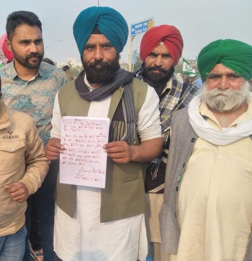 गाजीपुर बॉर्डर में खून से लिखे पत्र के साथ किसान नेता तजिंदर विर्क। गाजीपुर बॉर्डर में खून से लिखे पत्र के साथ किसान नेता तजिंदर विर्क।