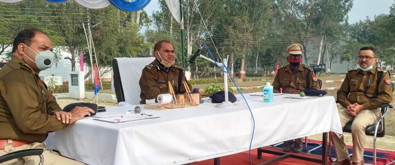 बलरापुर स्थित पीएसी कैंप परिसर में जवानों को संबेधित करते पुलिस महानिरीक्षक पीएसी पूर्वी जोन भज