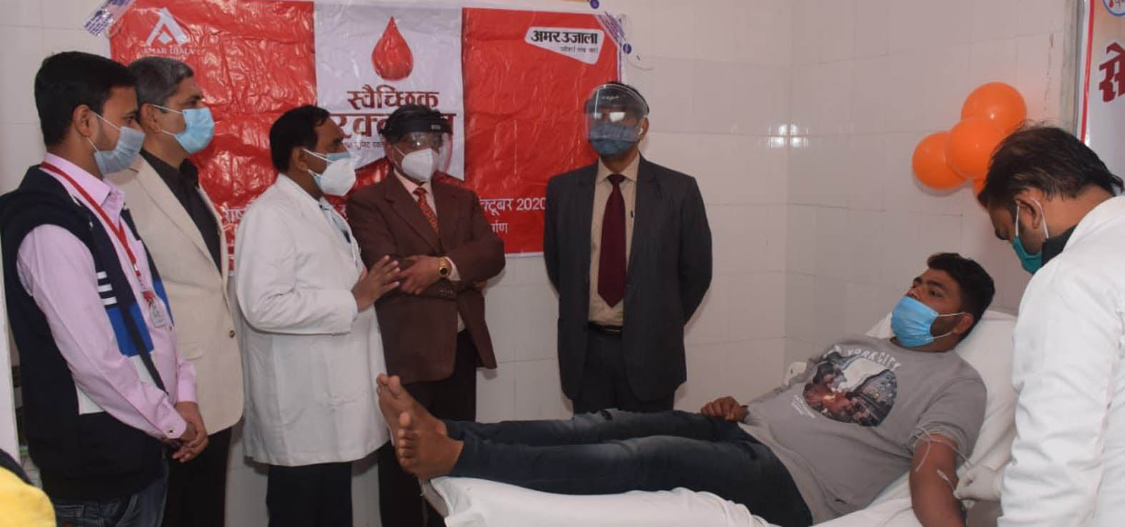 शिविर में रक्तदानी का हौंसला बढ़ाते डीएम आनंद कुमार सिंह, सीएमओ डा.एनडी शर्मा व डा.एसके वाजपेयी त?