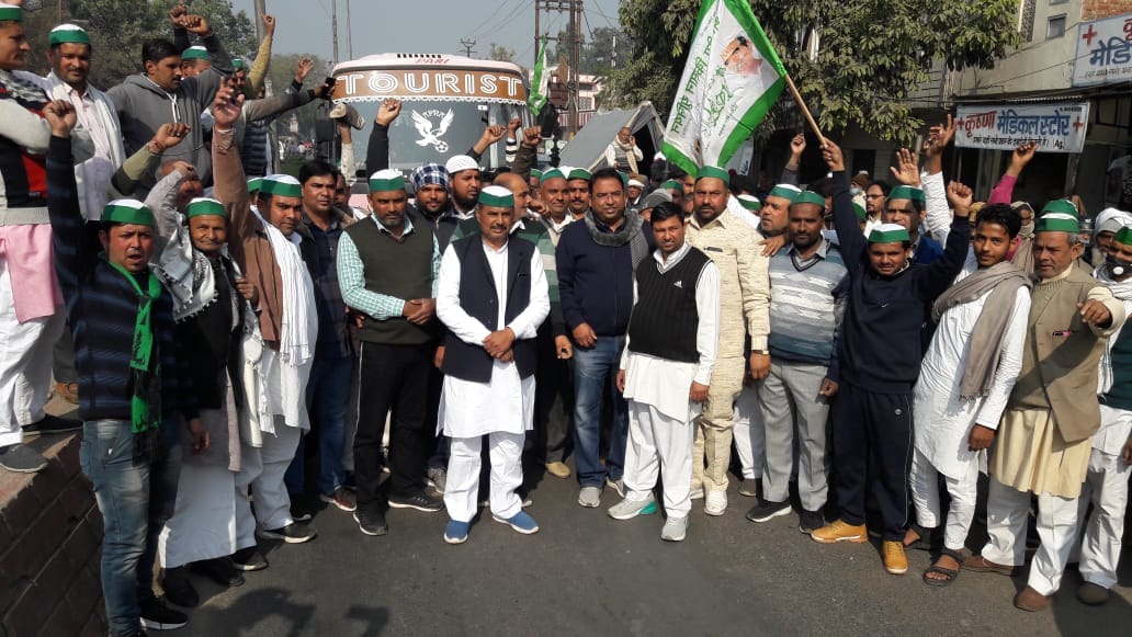 खतौली से दिल्ली के लिए कूच करते हुए भाकियू नेता व किसान। खतौली से दिल्ली के लिए कूच करते हुए भाकियू नेता व किसान।