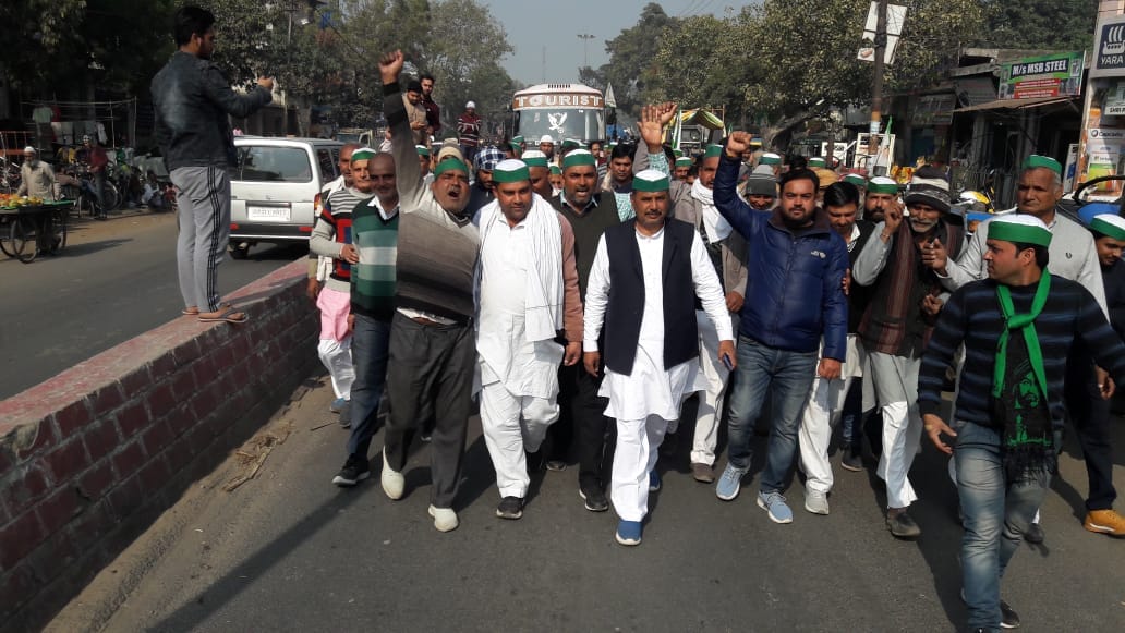 खतौली से दिल्ली के लिए कूच करते हुए भाकियू नेता व किसान। खतौली से दिल्ली के लिए कूच करते हुए भाकियू नेता व किसान।