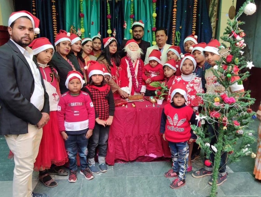 सैंट जांस स्कूल में क्रिसमस के कार्यक्रम में उपस्थित बच्चे। सैंट जांस स्कूल में क्रिसमस के कार्यक्रम में उपस्थित बच्चे।