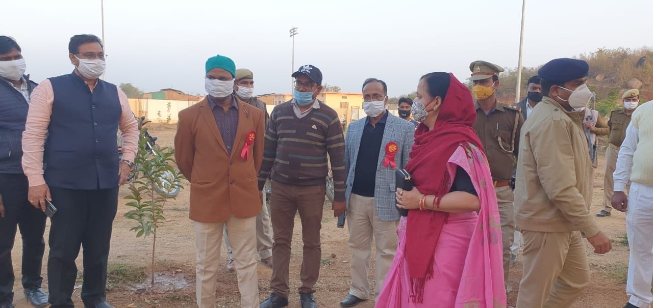 तालबेहट गौशाला के निरीक्षण के दौरान कर्मचारियों से बातचीत करते डीएम