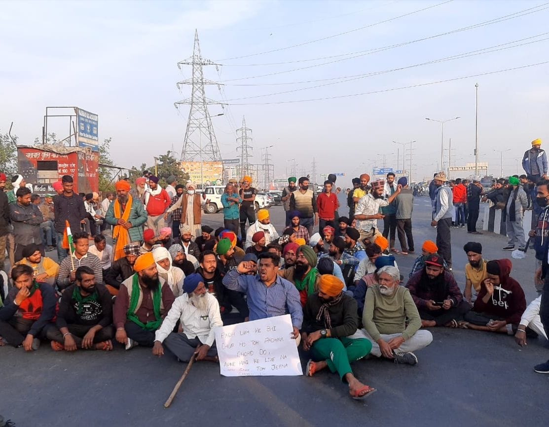 दिल्ली बॉर्डर पर किसानों के समर्थन में धरना देते खटीमा के किसान। दिल्ली बॉर्डर पर किसानों के समर्थन में धरना देते खटीमा के किसान।
