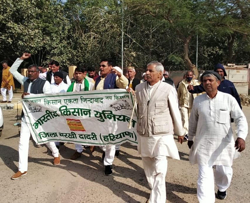 शहर में प्रदर्शन करते किसान और विभिन्न संगठनों के पदाधिकारी। शहर में प्रदर्शन करते किसान और विभिन्न संगठनों के पदाधिकारी।