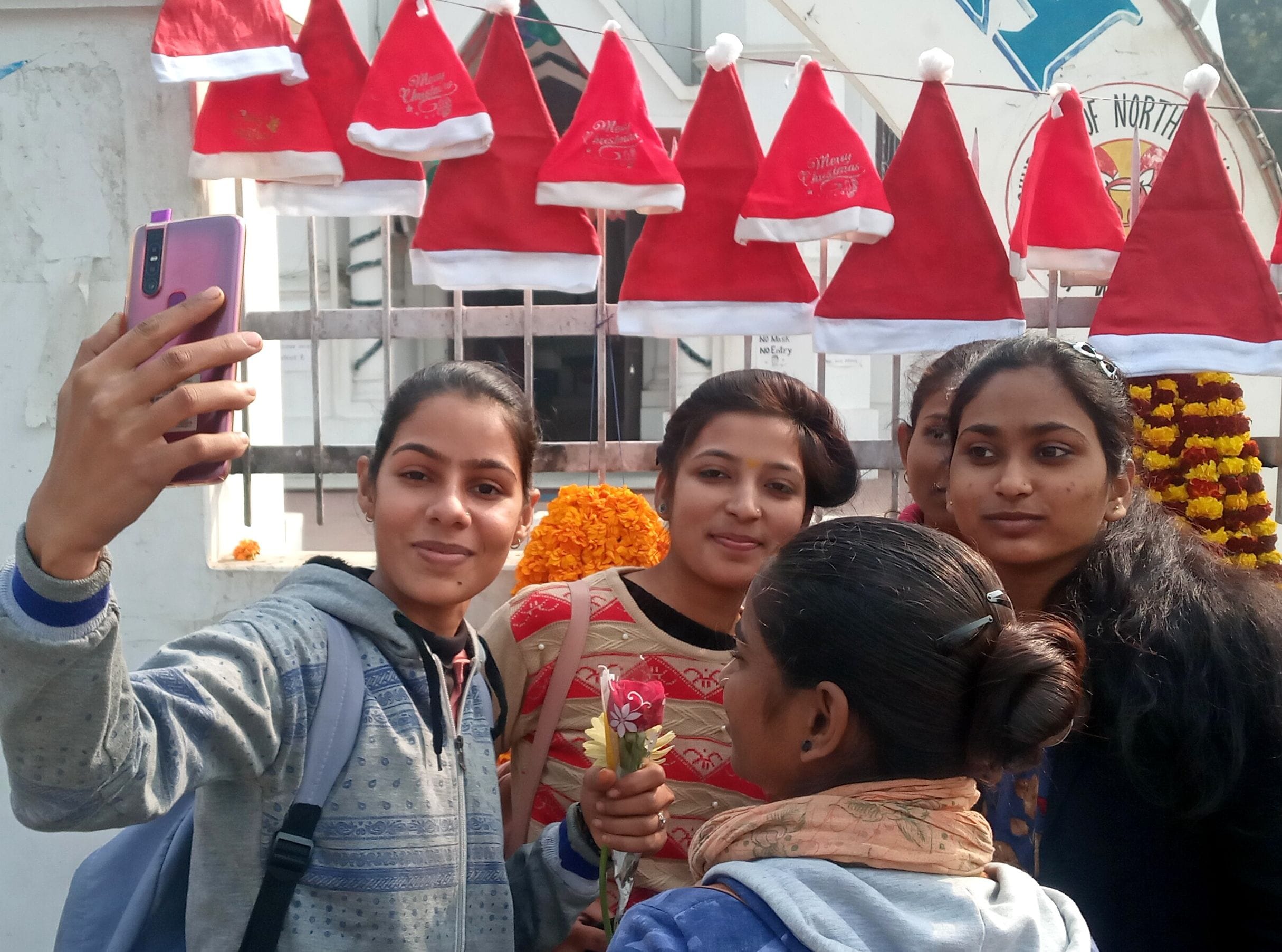 क्रिशमस के अवसर पर सिविल लाइंस स्थित चर्च के सामने सेल्फी लेती युवतियां। क्रिशमस के अवसर पर सिविल लाइंस स्थित चर्च के सामने सेल्फी लेती युवतियां।
