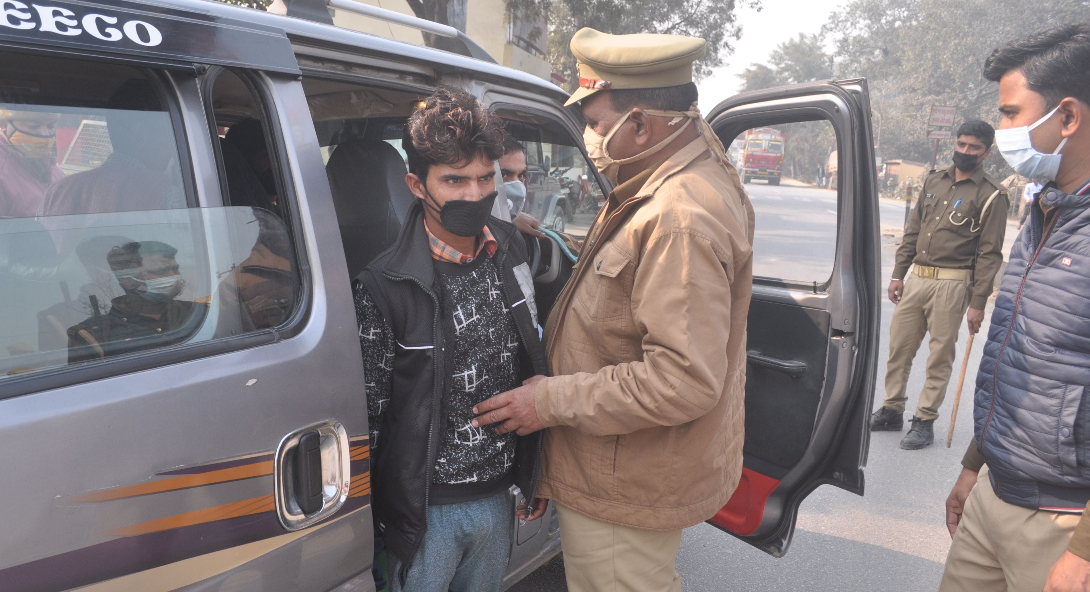 असम चौराहे पर वाहनों की चेकिंग करती पुलिस। असम चौराहे पर वाहनों की चेकिंग करती पुलिस।