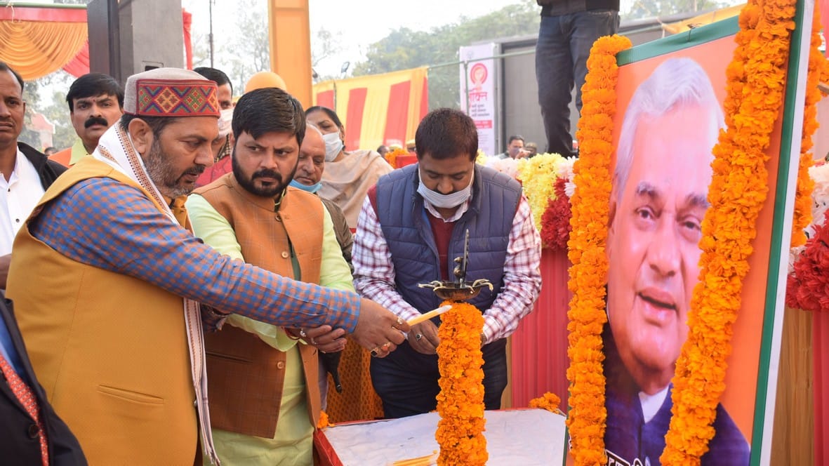 सिद्दीकपुर स्थित आईटीआई परिसर में भाजपा द्वारा आयोजित किसान सम्मान कार्यक्रम का दीप जलाकर शुभा?